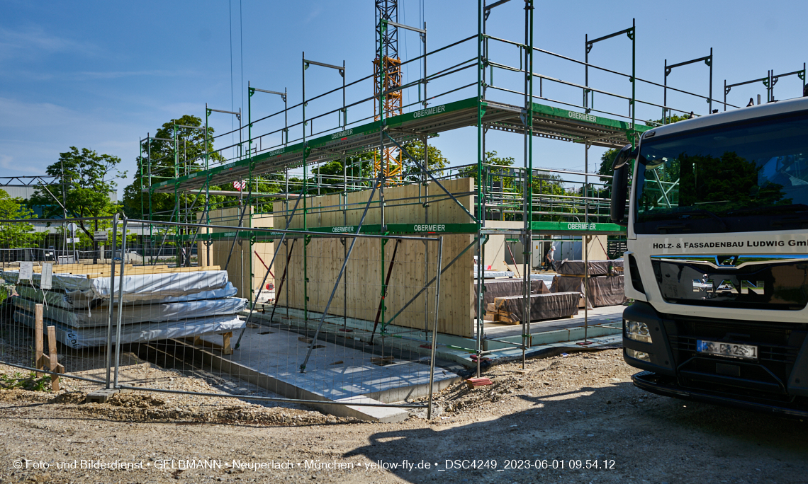 01.06.2023 - Neue Holzwände für das Haus für Kinder in Neuperlach in München